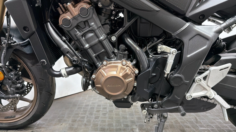24MY Honda CB650R E-Clutch